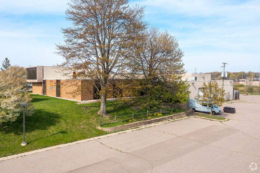 24700 Crestview Ct, Farmington Hills, MI à louer - Photo de l’immeuble – Image 3 sur 5