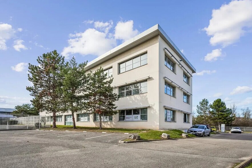 Bureau dans Saint-Genis-Laval à vendre - Photo de l’immeuble – Image 2 sur 14