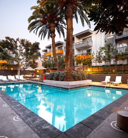 160 S Virgil Ave, Los Angeles, CA à vendre - Photo de l’immeuble – Image 2 sur 13
