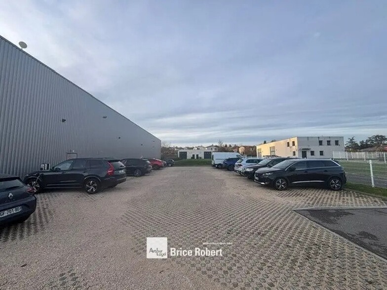 Local d'activités dans Taluyers à vendre - Photo de l’immeuble – Image 3 sur 9