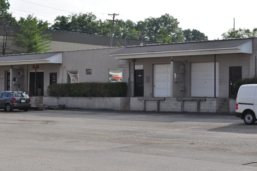 9410-9450 Watson Industrial Park Dr, Crestwood, MO à vendre - Photo de l’immeuble – Image 2 sur 8