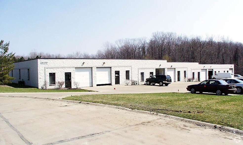 26700 Renaissance Pky, Warrensville Heights, OH à louer - Photo de l’immeuble – Image 2 sur 33