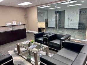 1726 Dolphin Av, Kelowna, BC à louer Photo intérieure– Image 2 sur 17