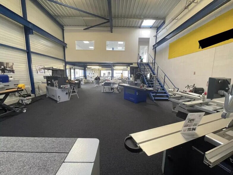 Local d’activités dans SAINT-JEAN-D'ILLAC à louer - Photo intérieure – Image 3 sur 9