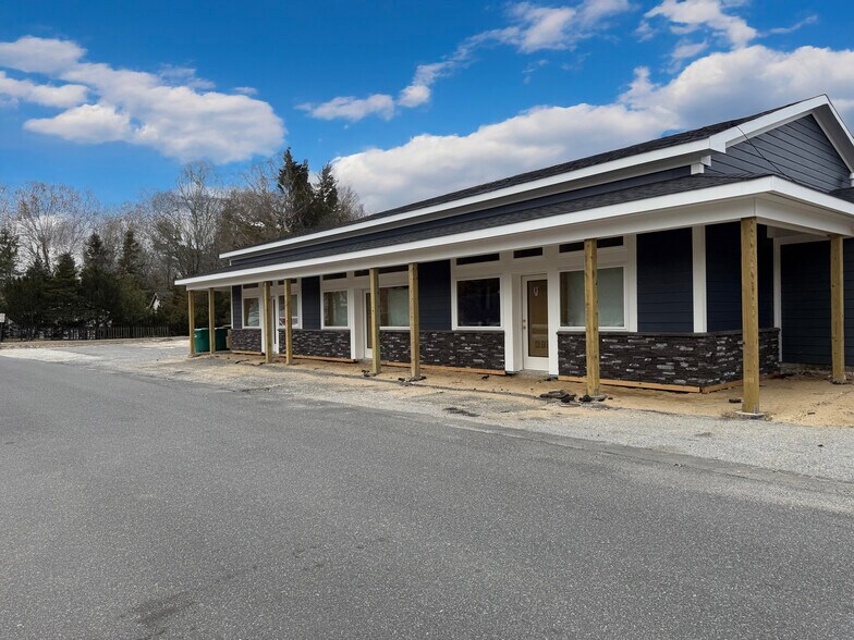 675 Flanders Rd, Flanders, NY à louer - Photo de l’immeuble – Image 3 sur 4