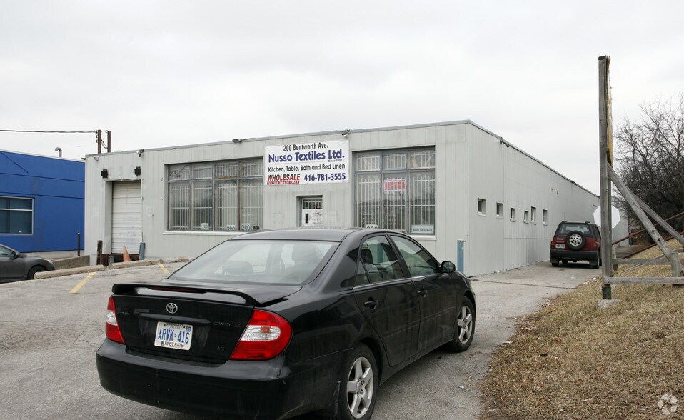 200 Bentworth Ave, Toronto, ON à vendre - Photo de l’immeuble – Image 3 sur 4