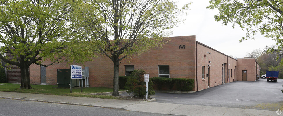 66 E Jefryn Blvd, Deer Park, NY à louer - Photo de l’immeuble – Image 1 sur 5