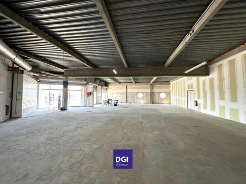 Local commercial dans Nîmes à louer - Photo de l’immeuble – Image 1 sur 7