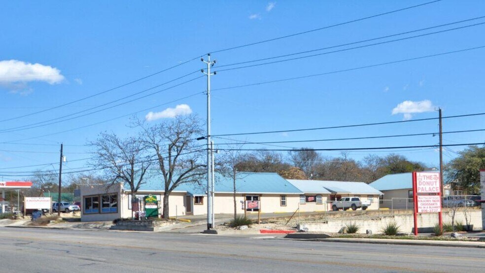 843 Sidney Baker St, Kerrville, TX à louer - Photo de l’immeuble – Image 3 sur 3
