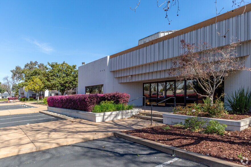 58-70 Daggett Dr, San Jose, CA à louer - Photo de l’immeuble – Image 2 sur 12