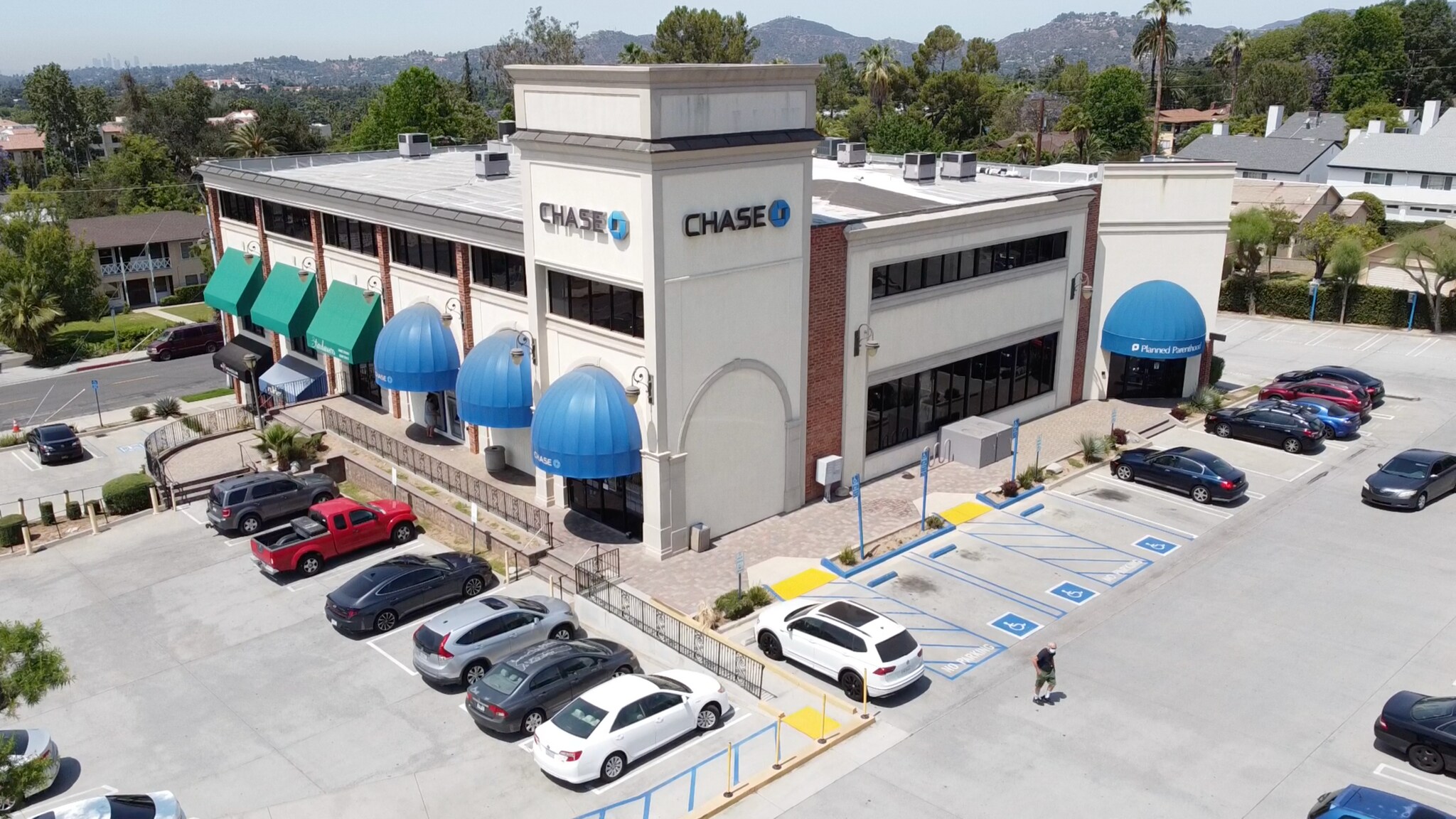 2333 N Lake Ave, Altadena, CA à vendre Photo principale– Image 1 sur 18