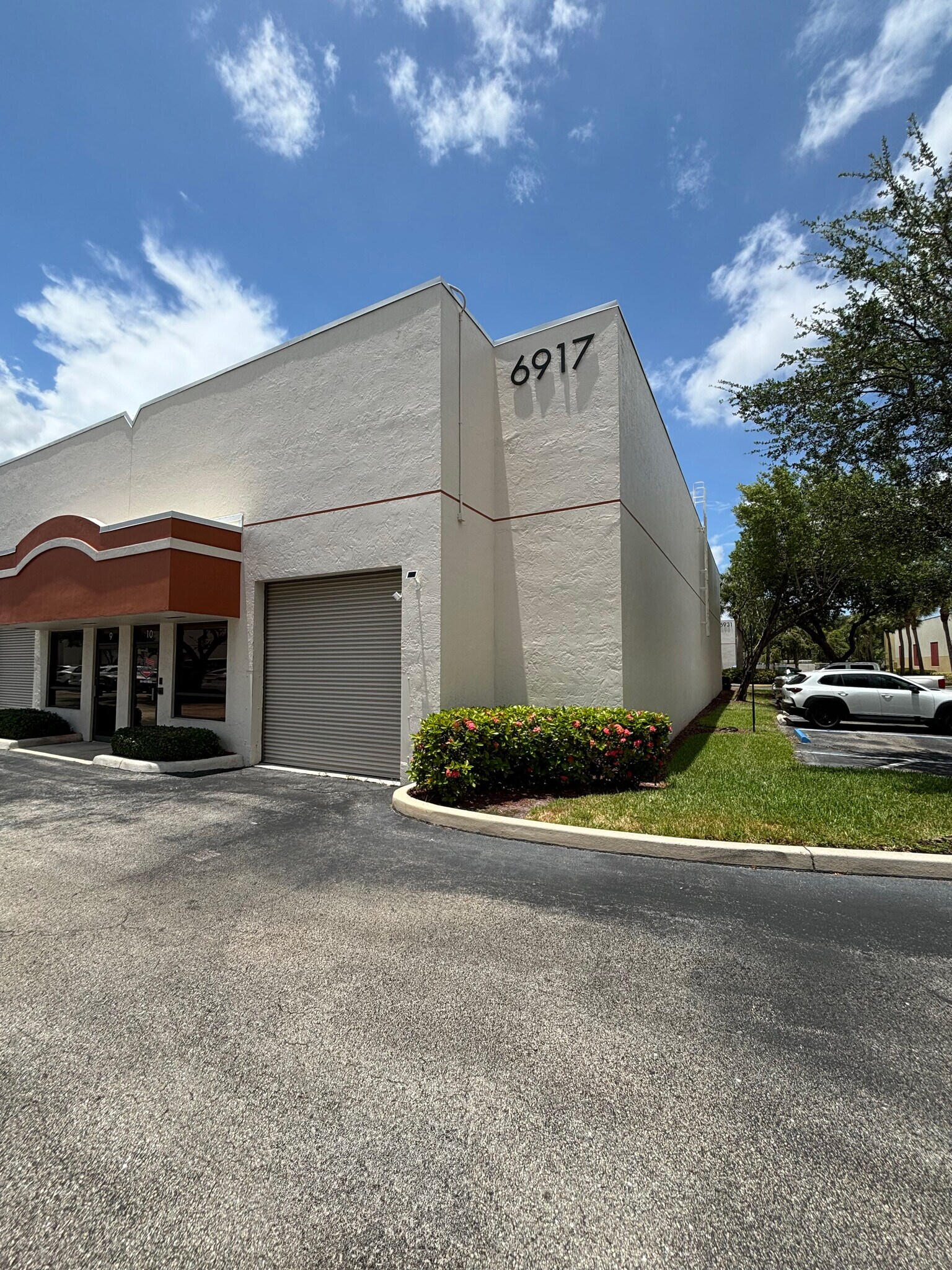 6917 Vista Pky N, West Palm Beach, FL à louer Photo de l’immeuble– Image 1 sur 19