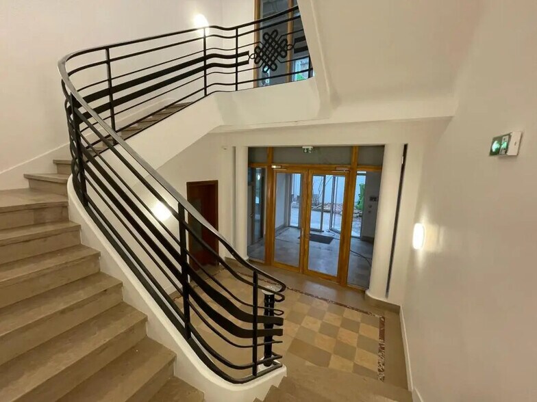 Local d’activités dans Malakoff à louer - Hall d’entrée – Image 3 sur 6