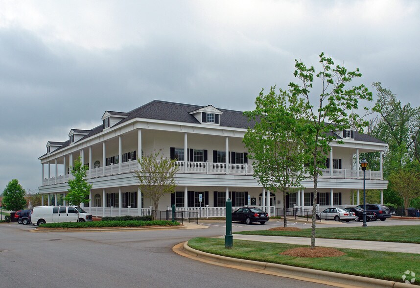 106 York Way, Bermuda Run, NC à louer - Photo de l’immeuble – Image 2 sur 11