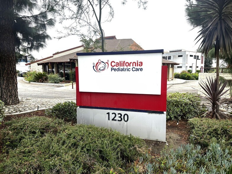 1230 E Arrow Hwy, Upland, CA à louer - Photo de l’immeuble – Image 2 sur 16