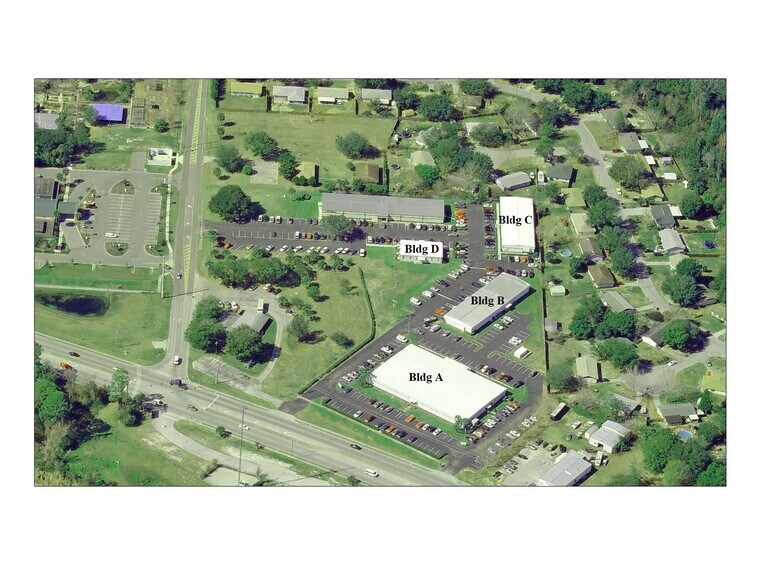 1300 S Duncan Dr, Tavares, FL à louer - Photo de l’immeuble – Image 1 sur 7