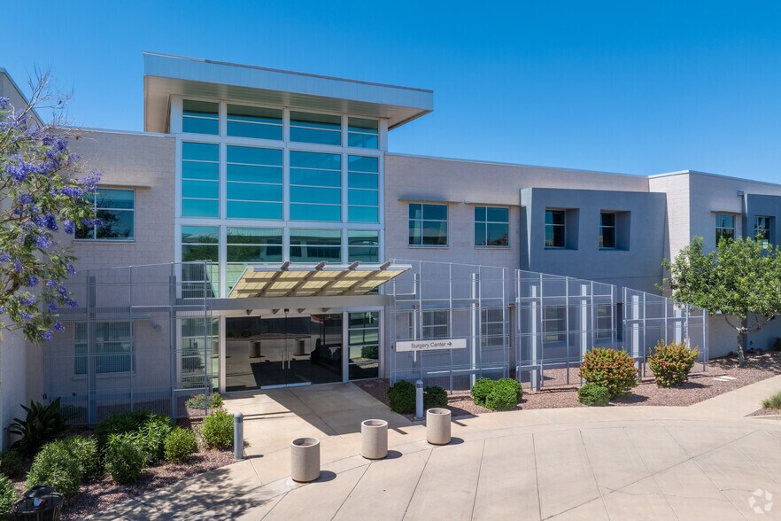 690 N Cofco Center Ct, Phoenix, AZ à louer - Photo de l’immeuble – Image 3 sur 13