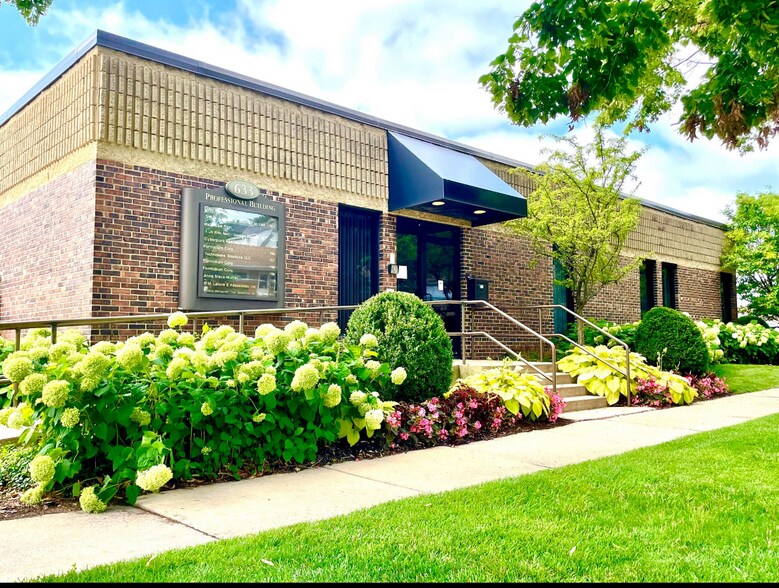 633 Rogers St, Downers Grove, IL à louer - Photo de l’immeuble – Image 1 sur 6