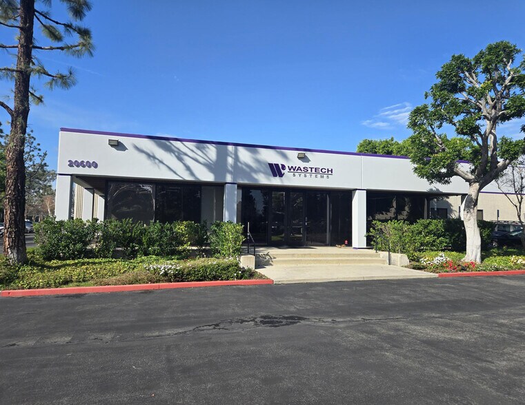 20600 Nordhoff St, Chatsworth, CA à louer - Photo de l’immeuble – Image 1 sur 7