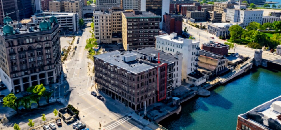 808 N Plankinton Ave, Milwaukee, WI à vendre - Photo de l’immeuble – Image 2 sur 3
