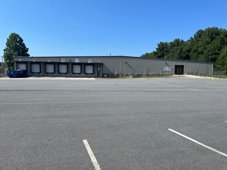 505 Aztec Dr, High Point, NC à vendre - Photo de l’immeuble – Image 2 sur 12