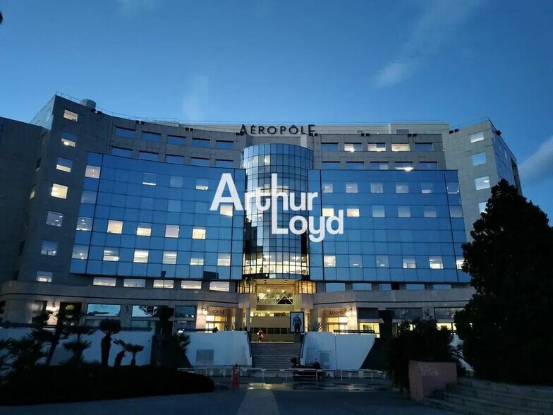 455 Promenade Des Anglais, Nice à louer - Photo de l’immeuble – Image 1 sur 7