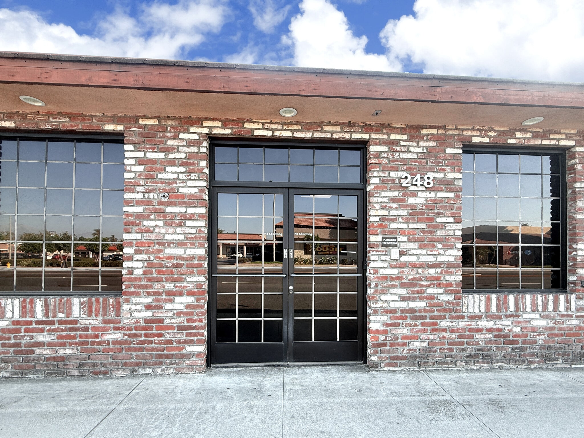 248-250 E Rowland St, Covina, CA à louer Photo intérieure– Image 1 sur 17