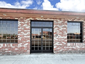 248-250 E Rowland St, Covina, CA à louer Photo intérieure– Image 1 sur 17