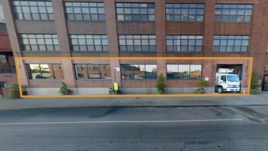 250 Greenpoint Ave, Brooklyn, NY à louer Photo de l’immeuble– Image 1 sur 3