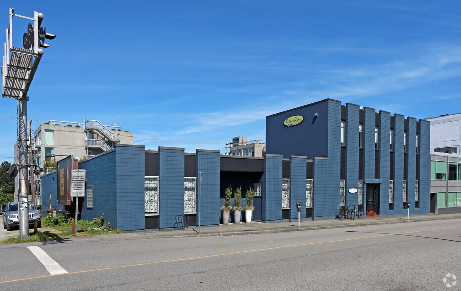 1545 W 3rd Ave, Vancouver, BC à louer - Photo de l’immeuble – Image 2 sur 8