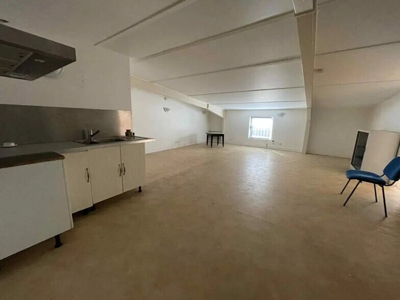 Local d’activités dans Senlis à louer - Photo de l’immeuble – Image 2 sur 5