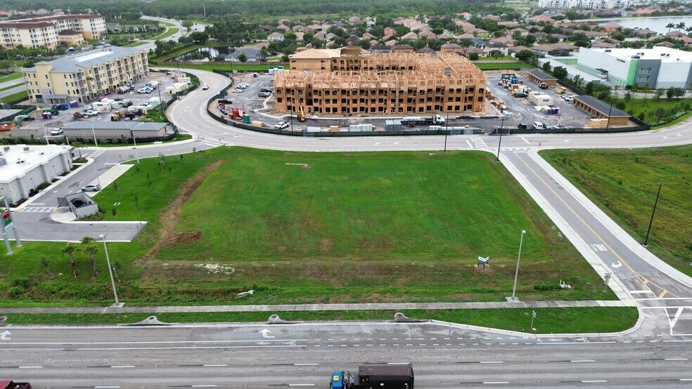 2350 Champion Ring Rd, Fort Myers, FL à louer - Photo de l’immeuble – Image 2 sur 7