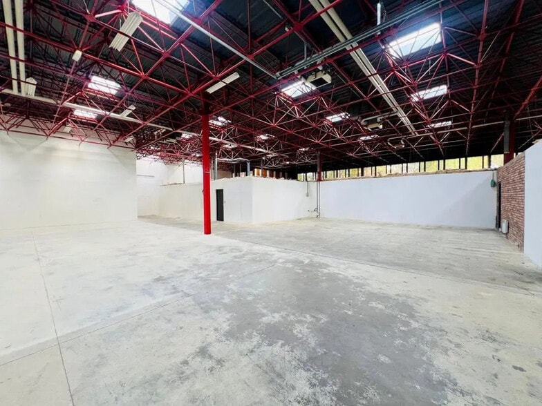 Local d’activités dans Montigny-le-Bretonneux à louer - Photo de l’immeuble – Image 1 sur 19