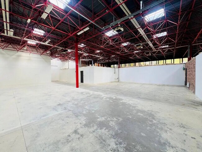 Plus de détails pour Local d'activités à louer