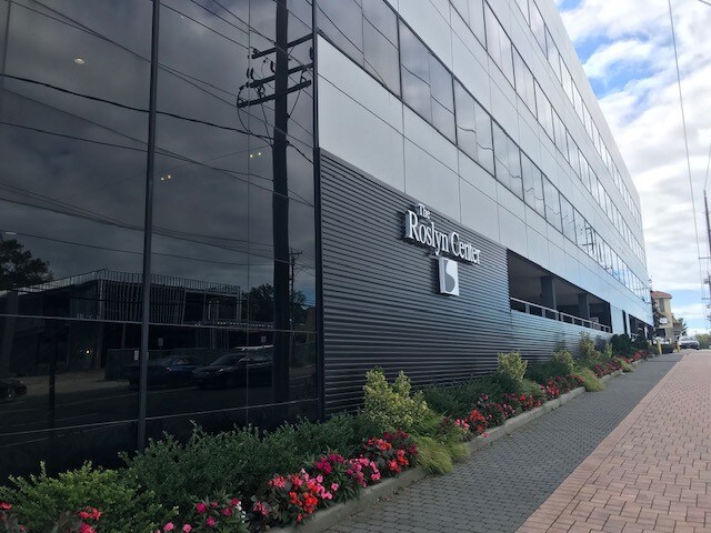 1044 Northern Blvd, Roslyn, NY à louer Photo principale– Image 1 sur 6