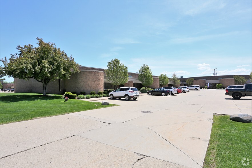 7314-7515 19 Mile Rd, Sterling Heights, MI à louer - Photo de l’immeuble – Image 2 sur 6