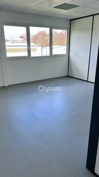 Bureau dans Sauvagnon à louer - Photo de l’immeuble – Image 2 sur 8