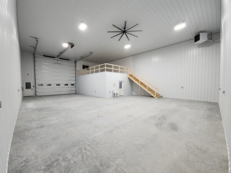 9663 230th Ave, Anamosa, IA à louer - Photo de l’immeuble – Image 2 sur 21