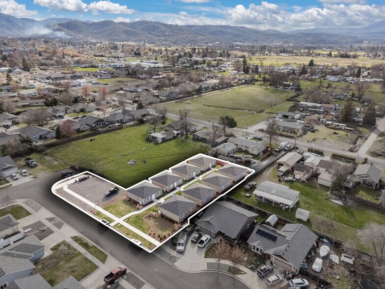 634 Colinwood ct, Medford, OR à vendre - Photo de l’immeuble – Image 1 sur 22