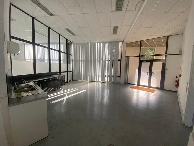 30 Avenue Du Chateau De Jouques, Gémenos à louer - Photo de l’immeuble – Image 3 sur 16