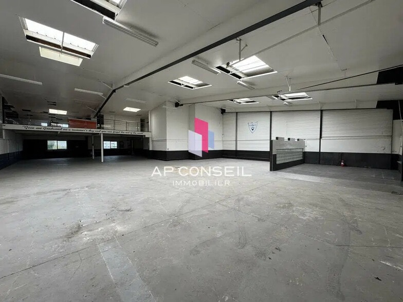 Bureaux/Local commercial dans Ecquevilly à louer - Photo de l’immeuble – Image 2 sur 4