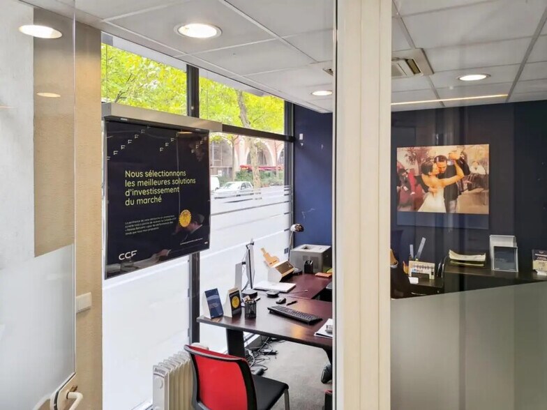 Local commercial dans Paris à louer - Photo de l’immeuble – Image 3 sur 8