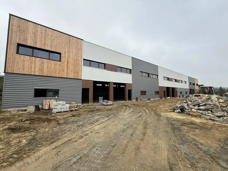 Local d’activités dans Viarmes à louer - Photo de l’immeuble – Image 1 sur 5