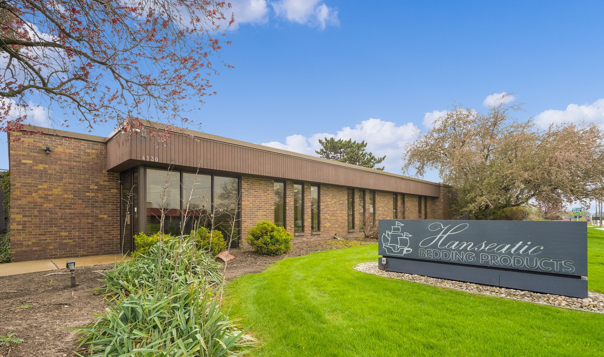 4130 44th St SE, Grand Rapids, MI à vendre Photo principale– Image 1 sur 43