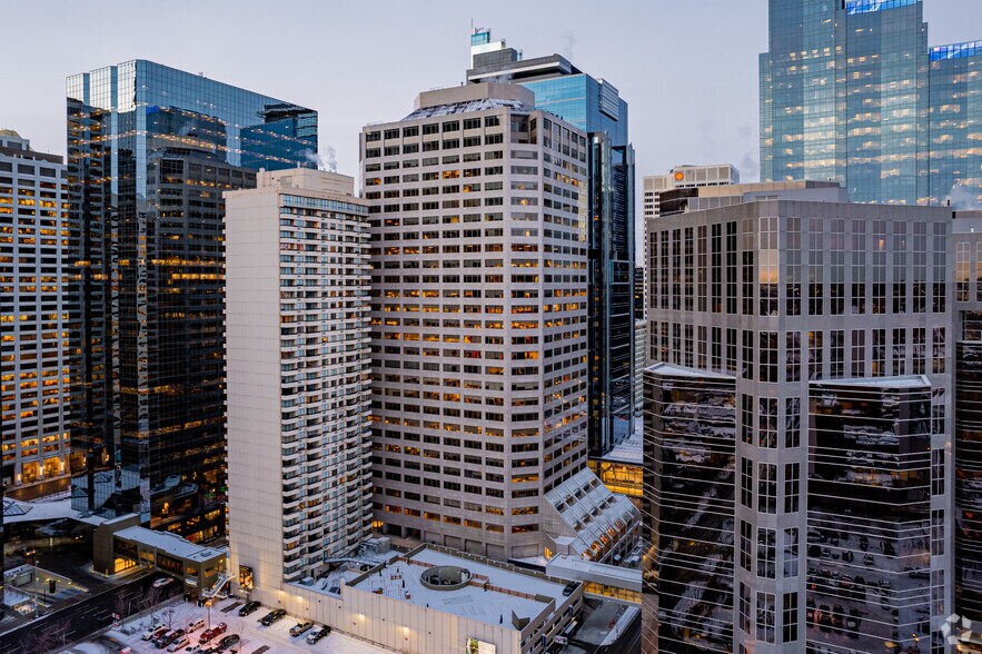 240 4 Av SW, Calgary, AB à louer - Photo de l’immeuble – Image 2 sur 2