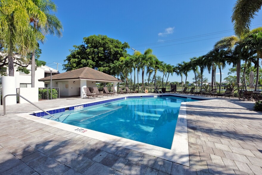 361 NE 191st St, Miami, FL à vendre - Photo de l’immeuble – Image 2 sur 10