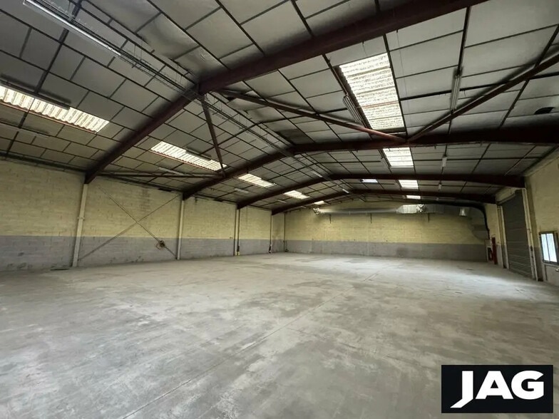 Local d’activités dans Pusignan à louer - Photo intérieure – Image 2 sur 10