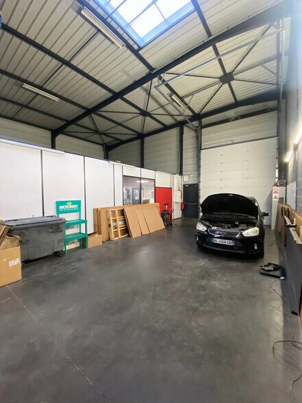 Local d'activités dans Brignais à vendre - Photo de l’immeuble – Image 2 sur 2