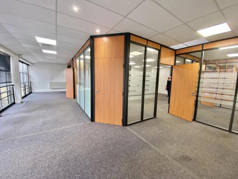 Bureau dans Courbevoie à louer - Photo de l’immeuble – Image 2 sur 8