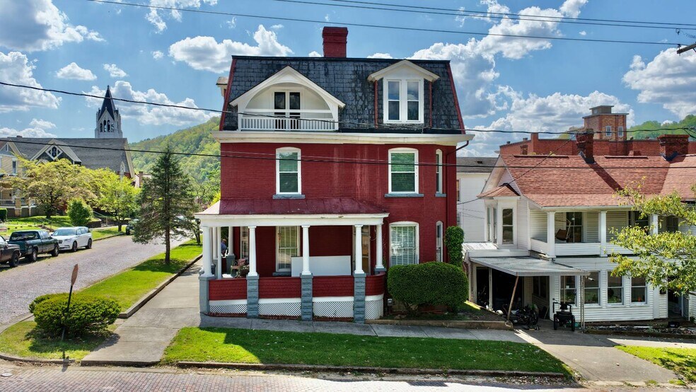 323 Ballengee St, Hinton, WV à vendre - Photo de l’immeuble – Image 2 sur 78